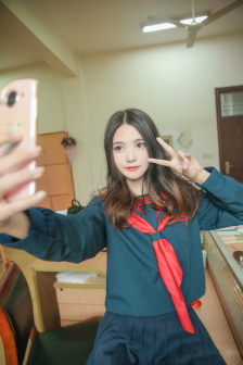 阿珂被小兵挂在树上的照片gif